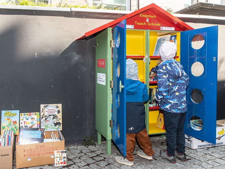 Bücherschrank Einweihung